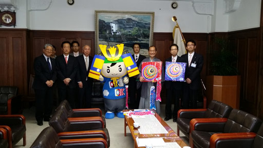 京都市役所前広場の鯉のぼりを新調し、京都市長に贈呈